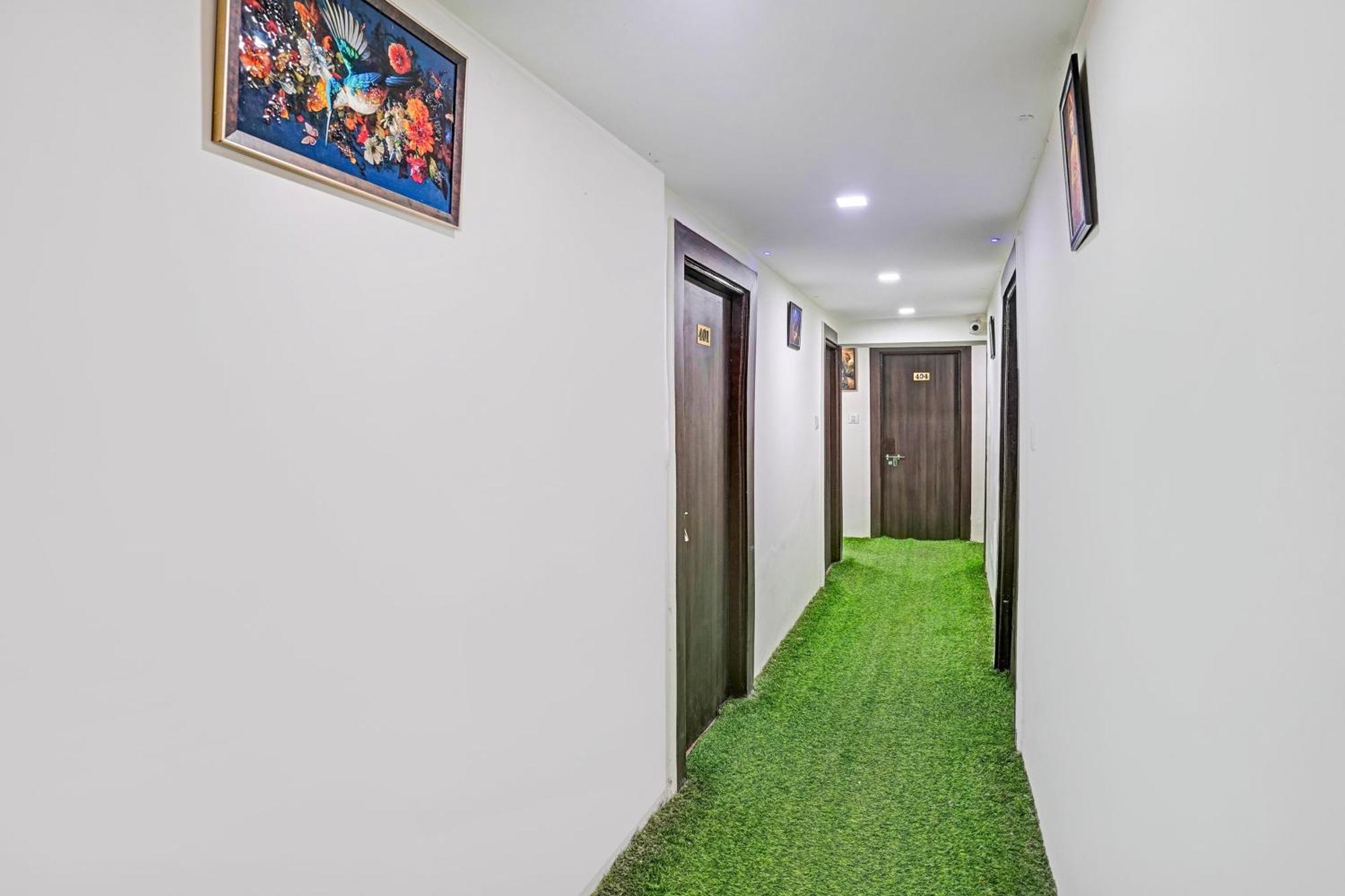 Super Hotel O Navrangpura Cg Road Formerly Hotel Yugraj أحمد أباد المظهر الخارجي الصورة