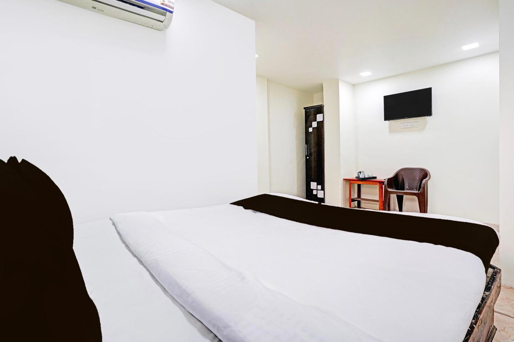 Super Hotel O Navrangpura Cg Road Formerly Hotel Yugraj أحمد أباد المظهر الخارجي الصورة