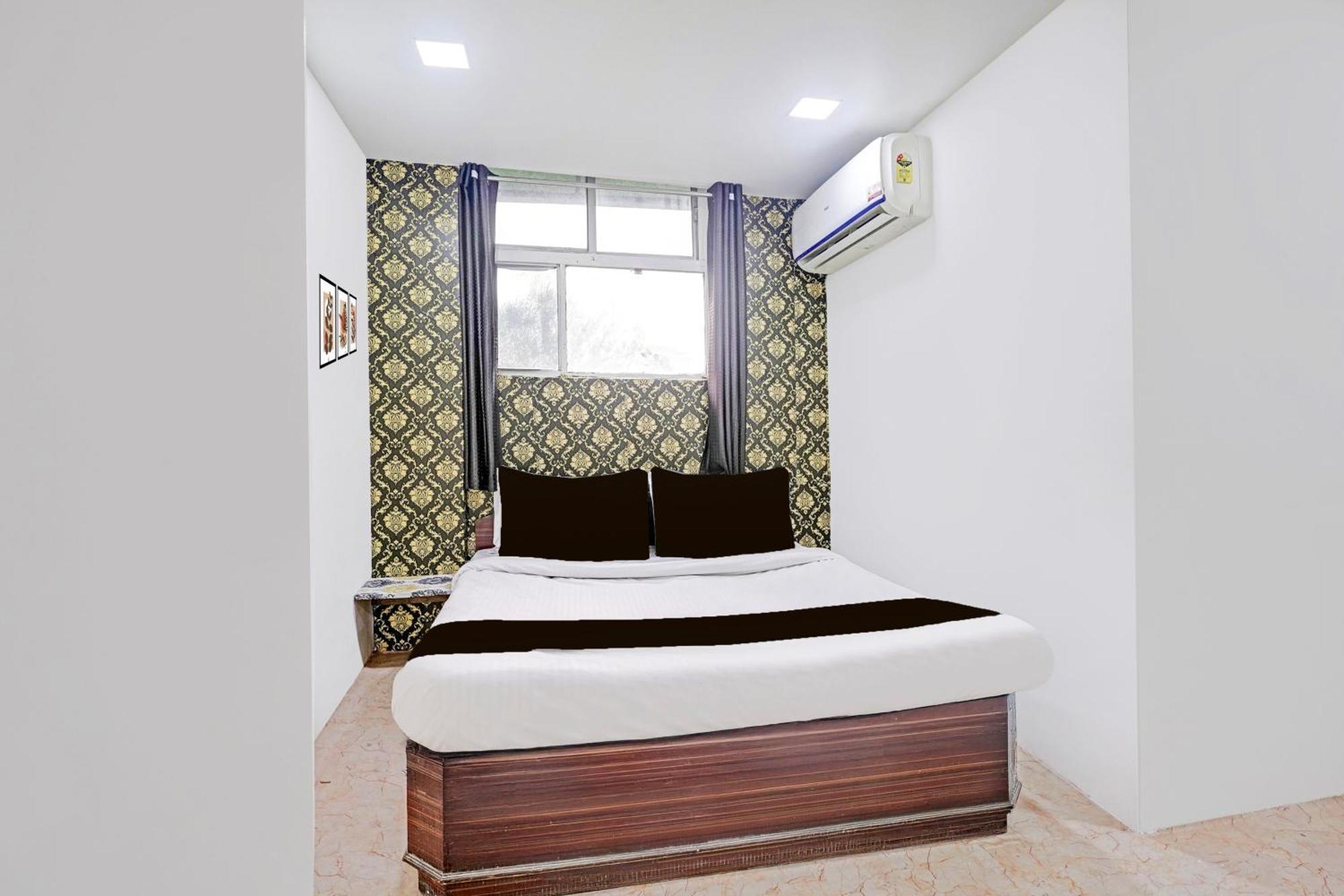 Super Hotel O Navrangpura Cg Road Formerly Hotel Yugraj أحمد أباد المظهر الخارجي الصورة