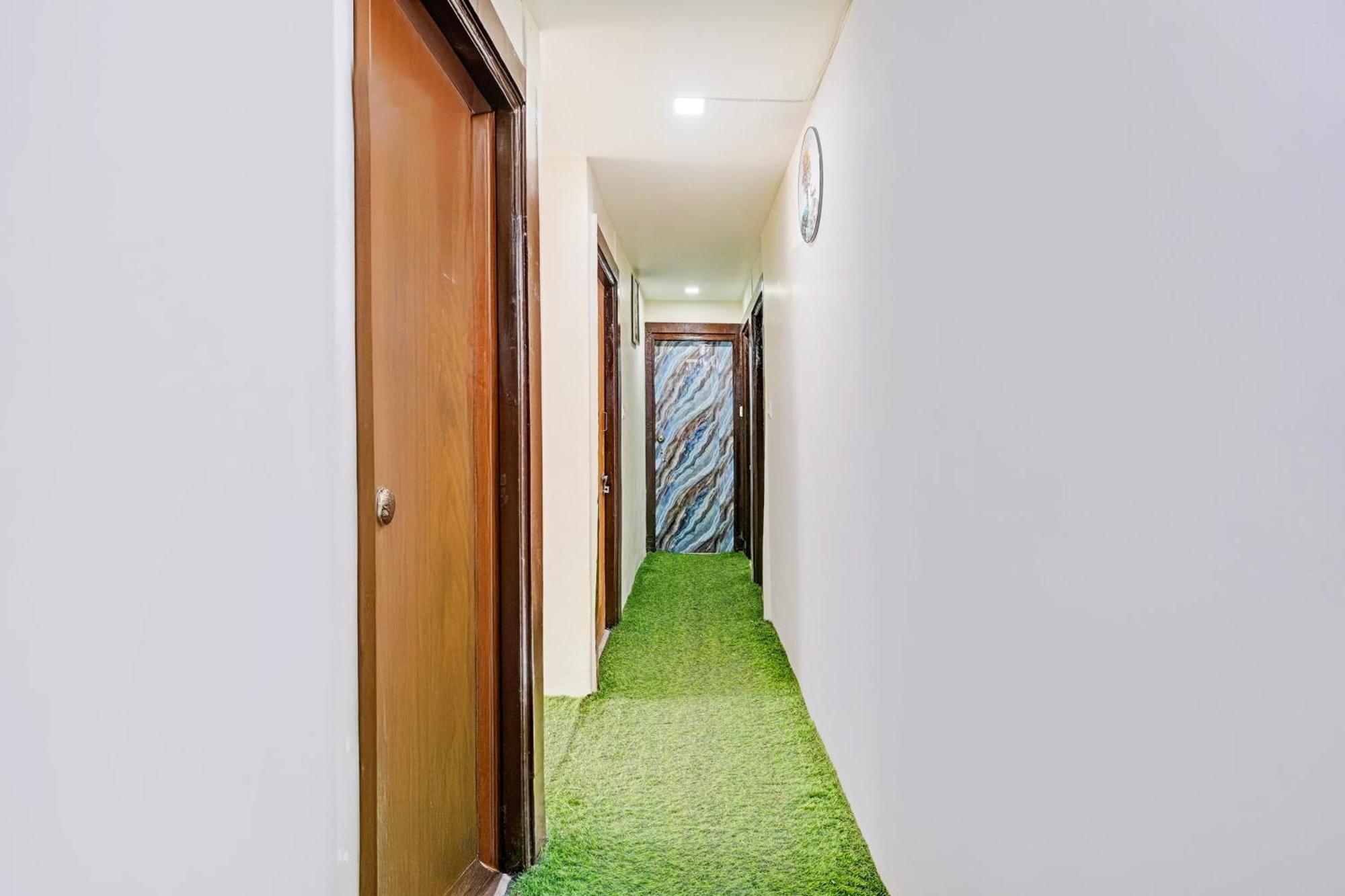Super Hotel O Navrangpura Cg Road Formerly Hotel Yugraj أحمد أباد المظهر الخارجي الصورة