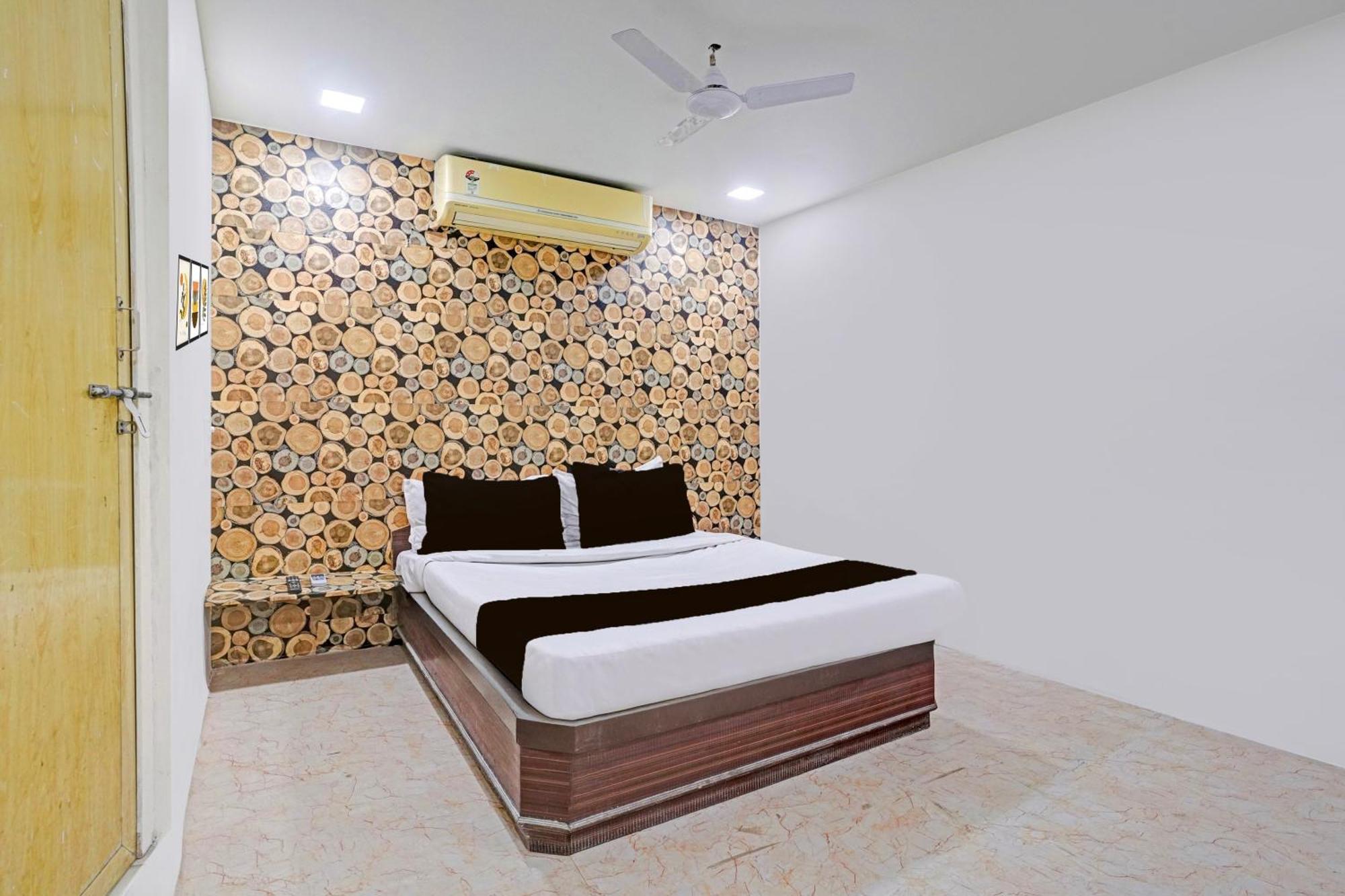 Super Hotel O Navrangpura Cg Road Formerly Hotel Yugraj أحمد أباد المظهر الخارجي الصورة