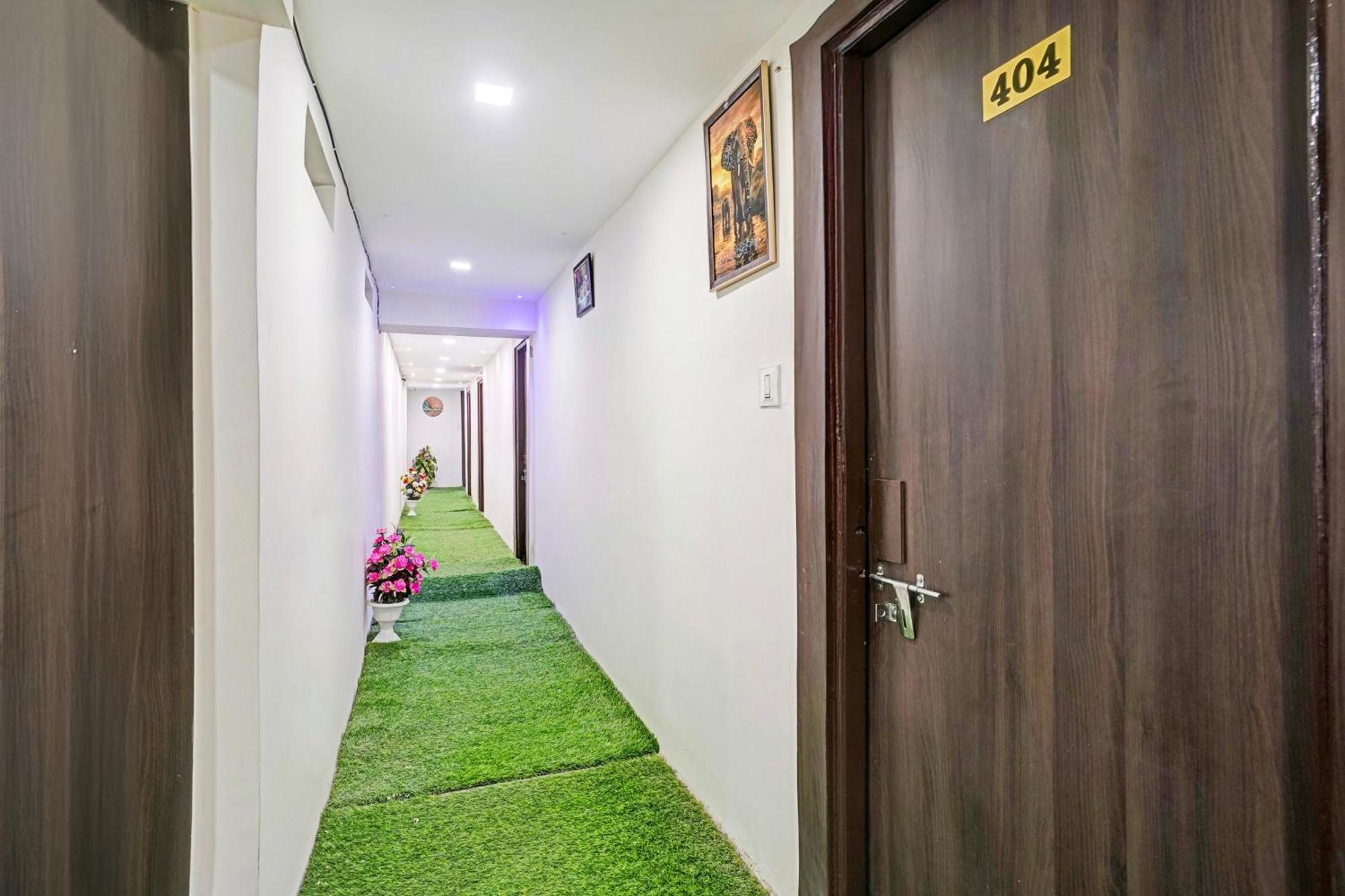 Super Hotel O Navrangpura Cg Road Formerly Hotel Yugraj أحمد أباد المظهر الخارجي الصورة