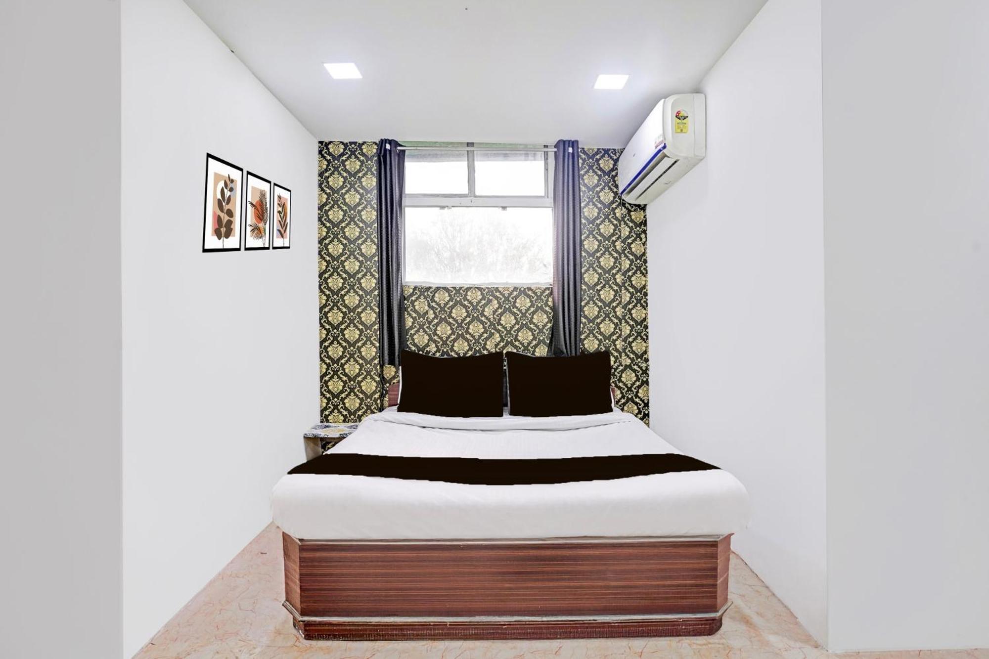Super Hotel O Navrangpura Cg Road Formerly Hotel Yugraj أحمد أباد المظهر الخارجي الصورة