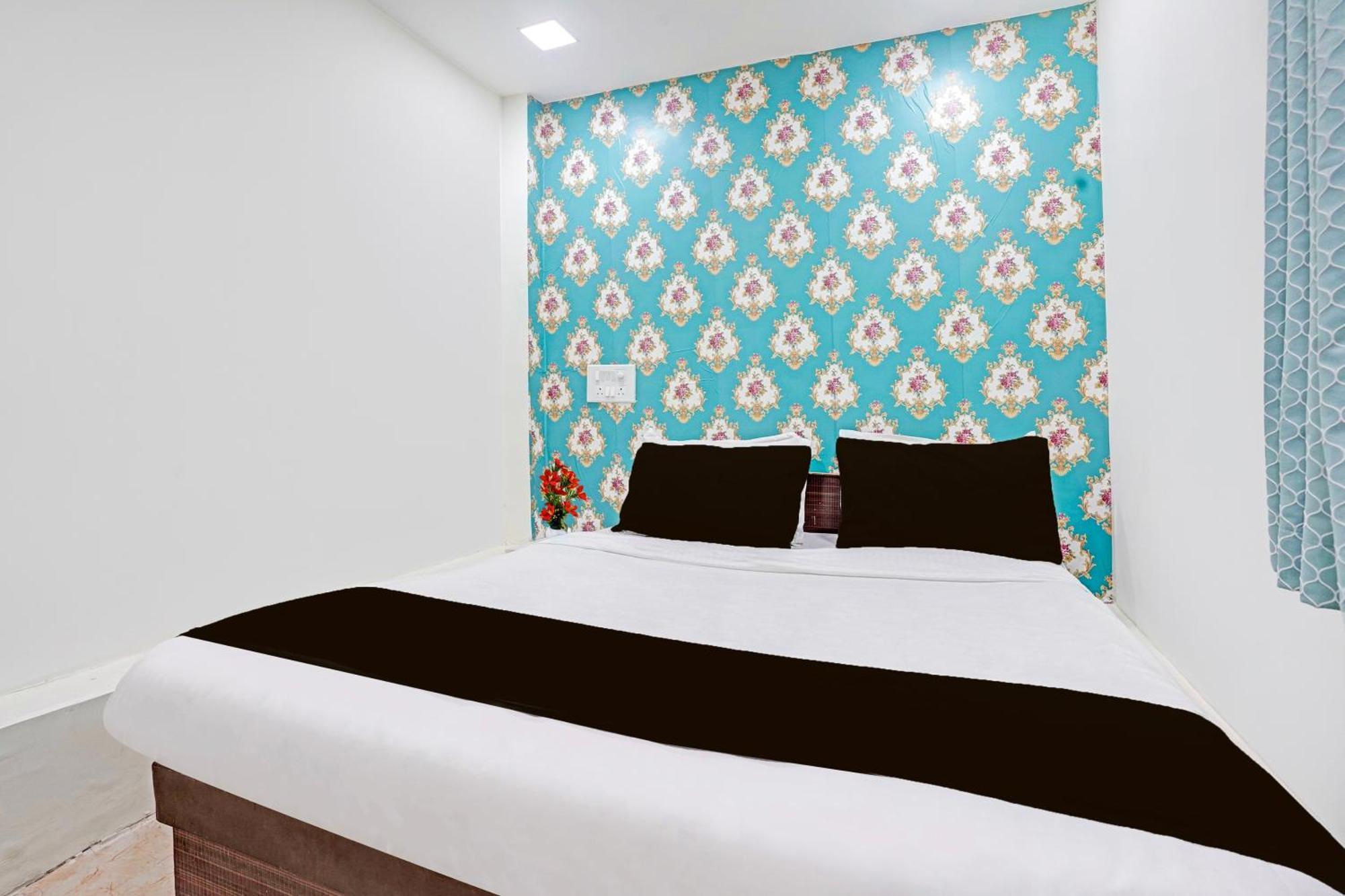Super Hotel O Navrangpura Cg Road Formerly Hotel Yugraj أحمد أباد المظهر الخارجي الصورة