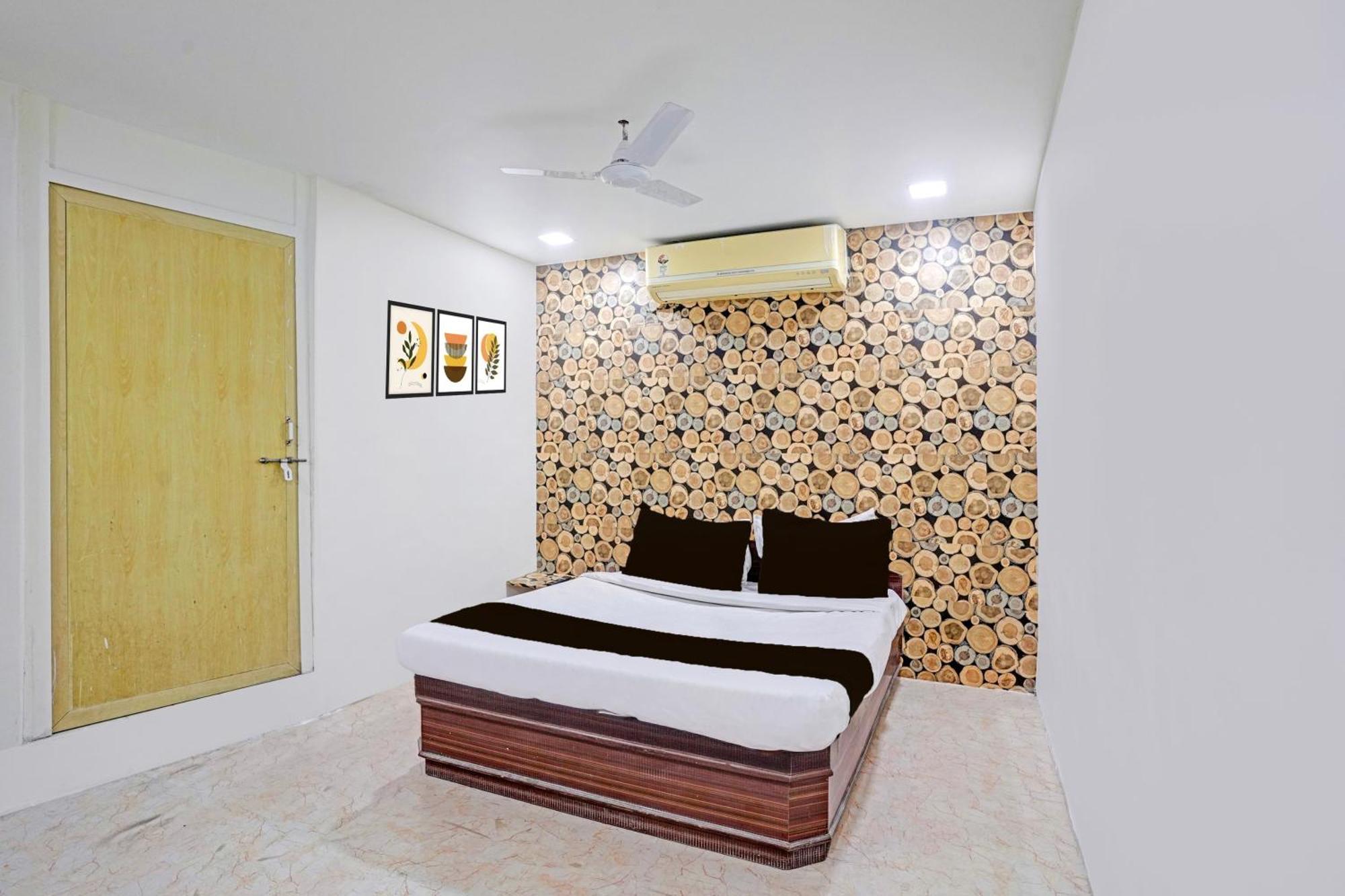 Super Hotel O Navrangpura Cg Road Formerly Hotel Yugraj أحمد أباد المظهر الخارجي الصورة