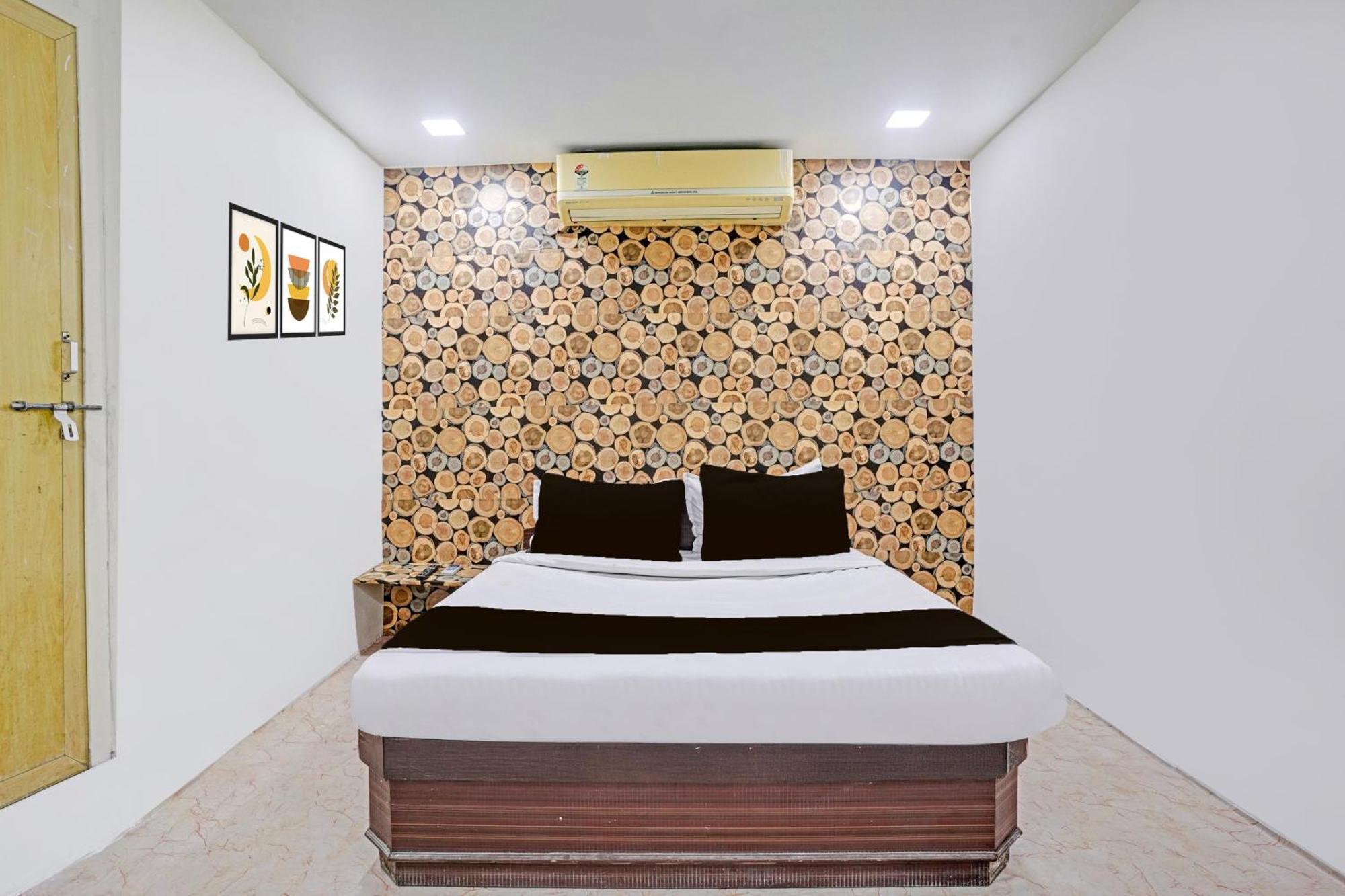 Super Hotel O Navrangpura Cg Road Formerly Hotel Yugraj أحمد أباد المظهر الخارجي الصورة